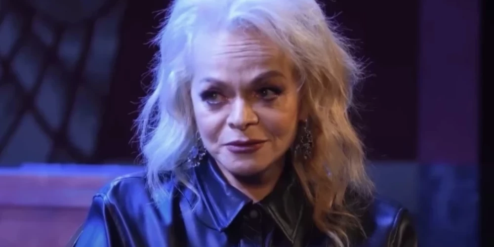 Krievu dziedātāja Larisa Doļina.