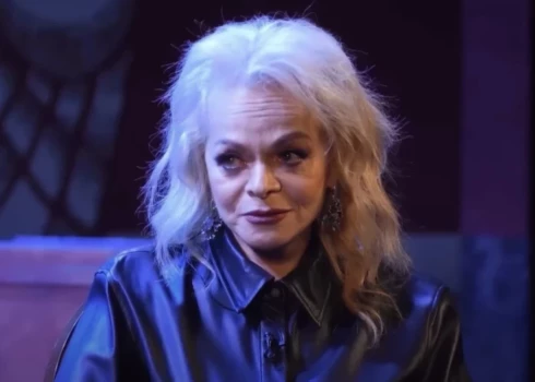 Krievu dziedātāja Larisa Doļina.