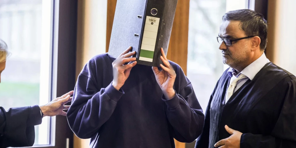 44-летний мужчина, имя которого не разглашается (на всех фото его лицо скрыто), признан виновным в убийстве десяти пациентов и покушении на убийство ещё 27 человек.