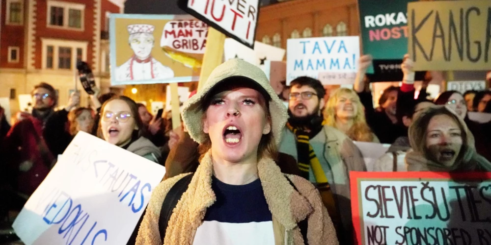 Rīgā Doma laukumā protestā pulcējās vairāk nekā 10 000 cilvēku.