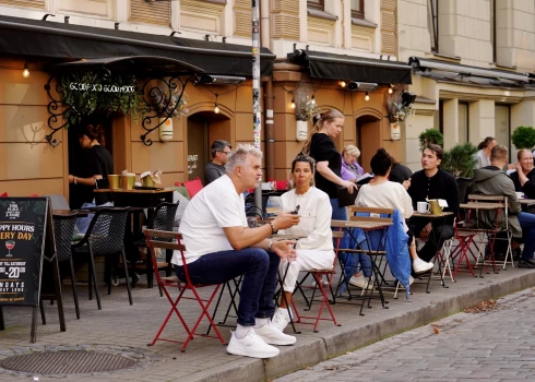 Cilvēki joprojām vēlas sev atļaut nelielas ikdienas baudas.