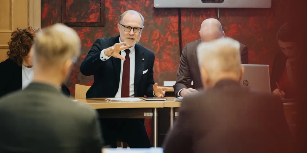 Cik pusgadā izmaksā ministrijas biroja darbs?