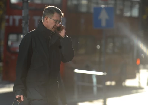 Vīrietis runā pa telefonu.