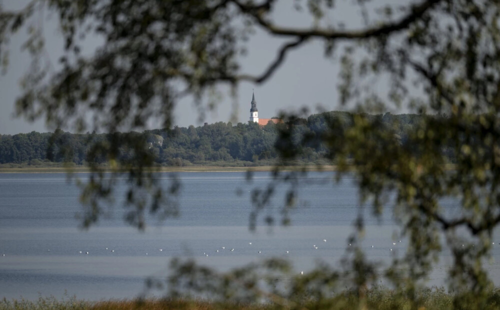 Jau sesto gadu veikta Burtnieka piekrastes ūdensaugu pļaušana