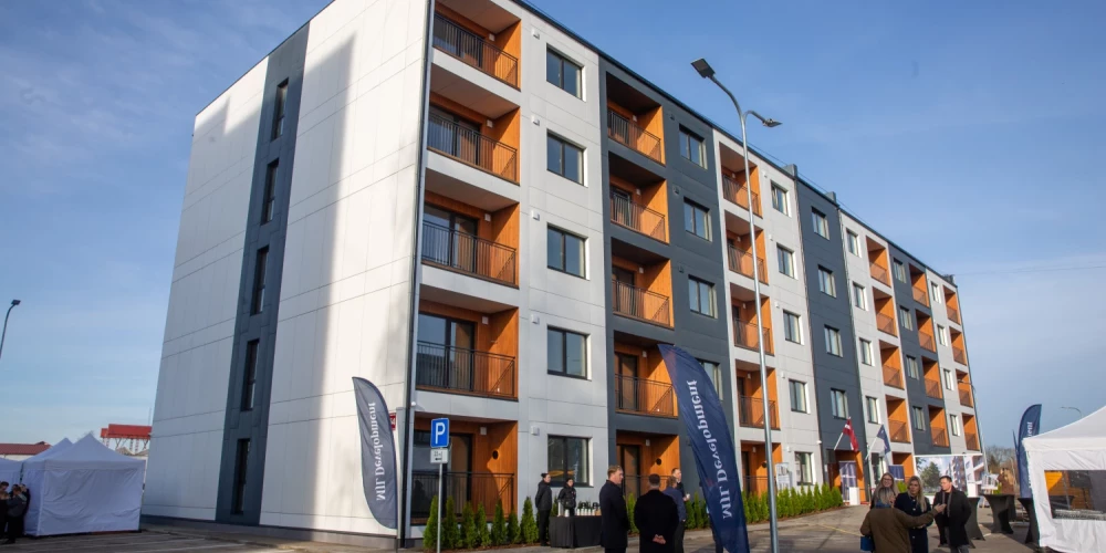 Jelgavā svinīgi atklāts pirmais zemas īres maksas nams.