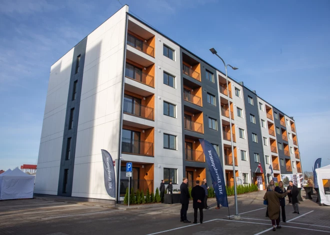 Jelgavā svinīgi atklāts pirmais zemas īres maksas nams.