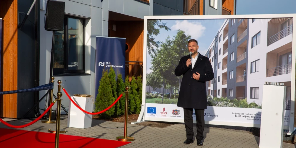 Jelgavā svinīgi atklāts pirmais zemas īres maksas nams.