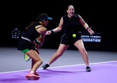 Ostapenko/Sji sīvā cīņā zaudē "WTA Finals" pusfinālā