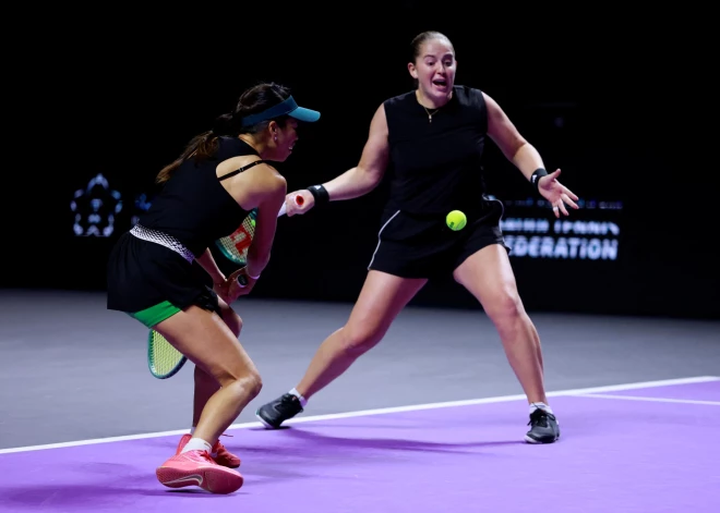 Ostapenko/Sji sīvā cīņā zaudē "WTA Finals" pusfinālā