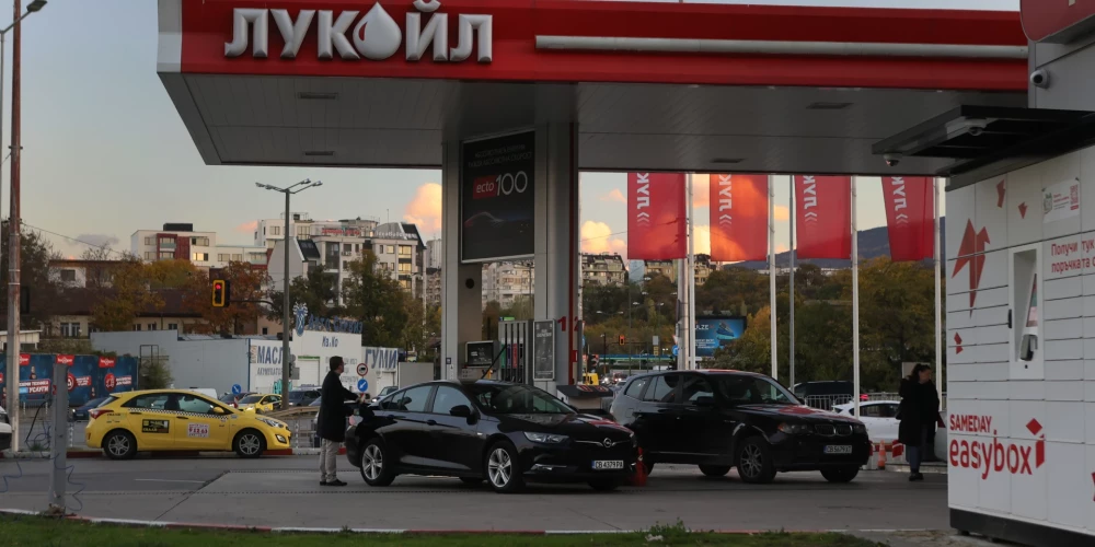 Bulgārija pārņems kontroli pār "Lukoil" naftas pārstrādes rūpnīcu valstī.