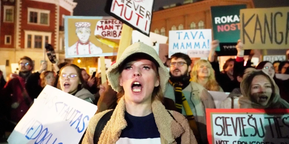 Более 10 000 человек собрались на акцию протеста на Домской площади.