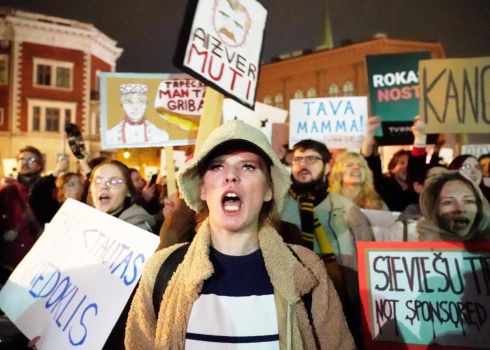 Более 10 000 человек собрались на акцию протеста на Домской площади.