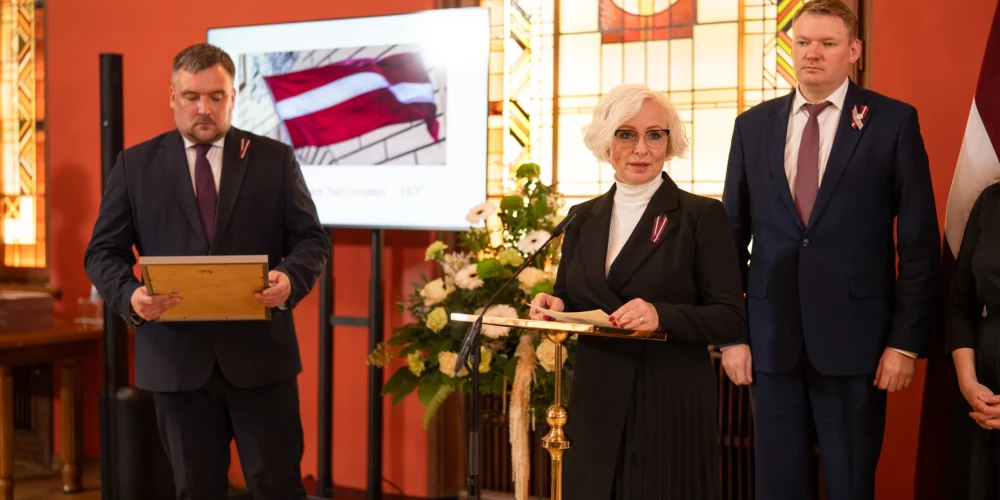 Saeimas sanākšanas un Satversmes spēkā stāšanās gadadienā Saeimas namā godina parlamentārisma vērtību stiprinātājus.