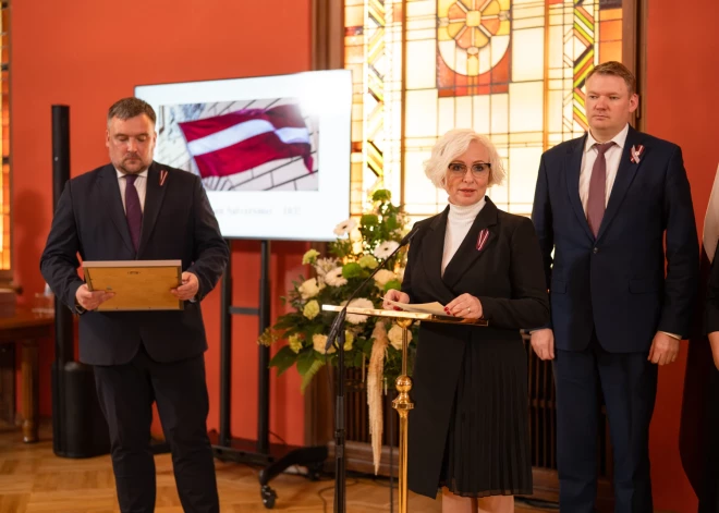 Saeimas sanākšanas un Satversmes spēkā stāšanās gadadienā Saeimas namā godina parlamentārisma vērtību stiprinātājus.