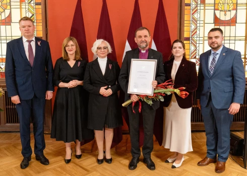 Saeimas sanākšanas un Satversmes spēkā stāšanās gadadienā Saeimas namā godina parlamentārisma vērtību stiprinātājus.