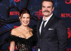 Millija Bobija Brauna slavē Deividu Hārbora “Stranger Things” pirmizrādē, neskatoties uz ziņām par nesaskaņām abu starpā