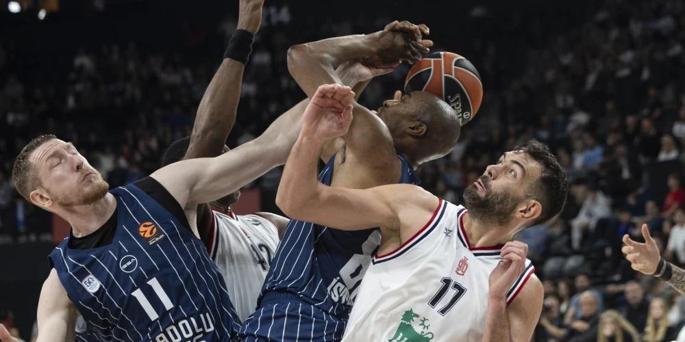Rolands Šmits gūst sešus punktus “Anadolu Efes” zaudējumā pret “Armani Milano”.