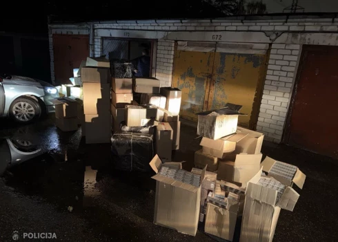 Likumsargi veica četras kratīšanas, kuru laikā atrastas un izņemtas 768 200 cigaretes bez Latvijas Republikas akcīzes markas, 940 eiro un automašīna.