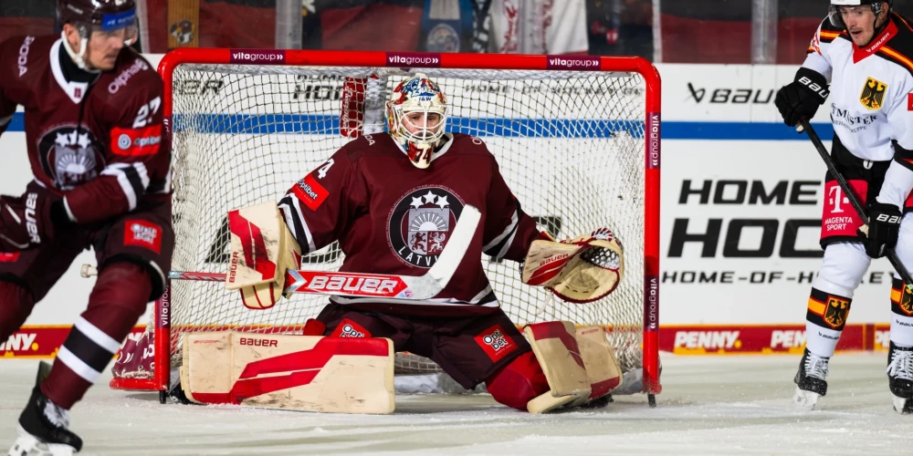Ivars Punnenovs (centrā) pret Vāciju bija labākais hokejists laukumā.