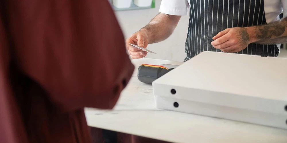 Mūsdienās drošības nolūkos karte vienmēr jāizmanto pašam – vai nu dodoties pie termināļa, vai sagaidot to, piemēram, pie galdiņa restorānā.