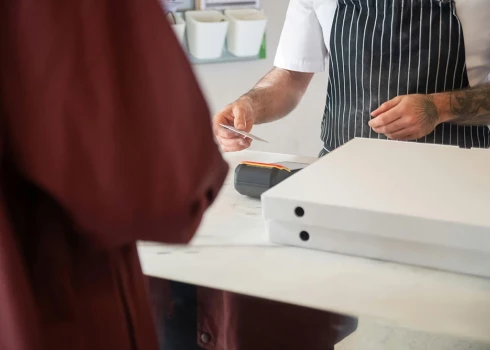 Mūsdienās drošības nolūkos karte vienmēr jāizmanto pašam – vai nu dodoties pie termināļa, vai sagaidot to, piemēram, pie galdiņa restorānā.