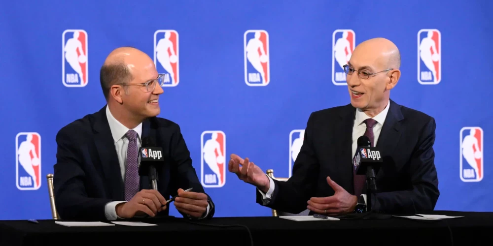 FIBA ģenerālsekretārs Andreass Zagklis un NBA komisārs Ādams Silvers.