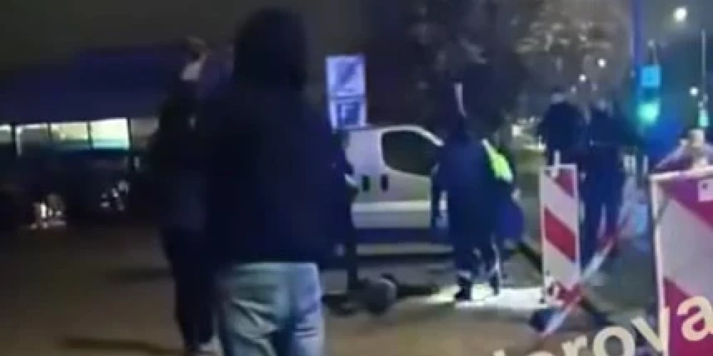 На опубликованных видео видно мужчину, лежащего на асфальте. Как утверждают свидетели, это был нападавший. 