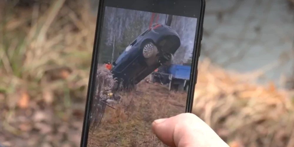 Пожарные вытащили машину из пруда, но к тому моменту водитель уже погиб.
