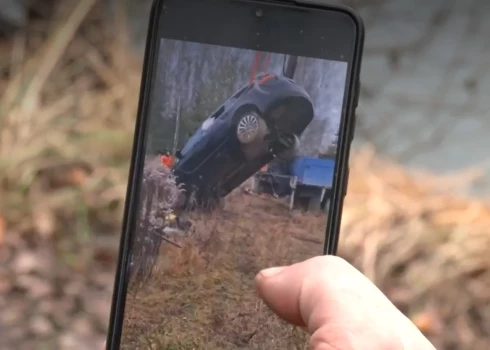 Пожарные вытащили машину из пруда, но к тому моменту водитель уже погиб.