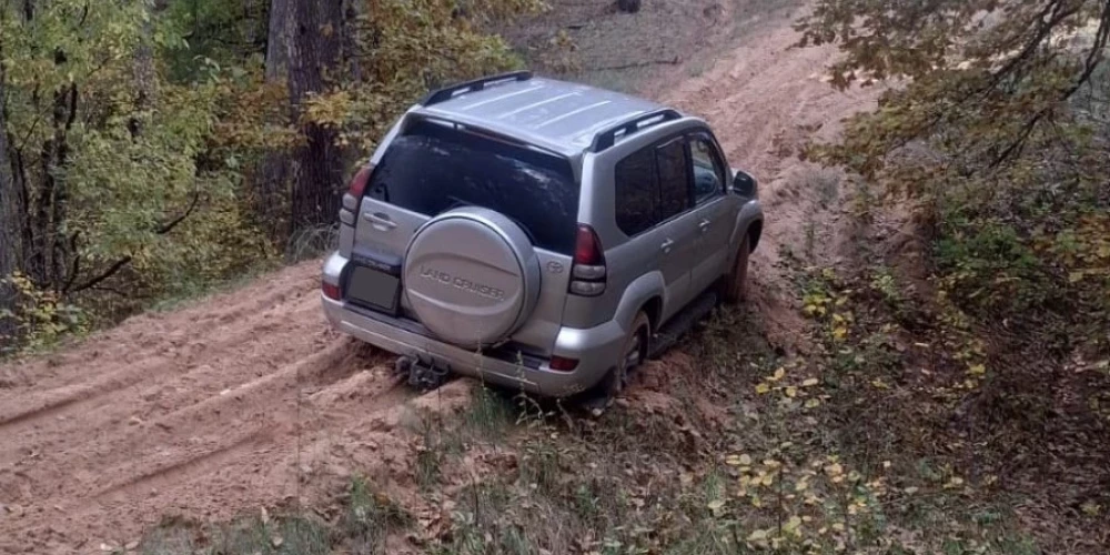 Водителю джипа не повезло — он решил тайно проехать по дюне Гаркалне, но машина застряла.