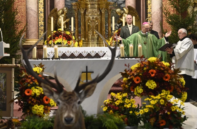 Hostinas (Čehija) katoļu baznīca Svētā Huberta dienas noformējumā (2022. gads).