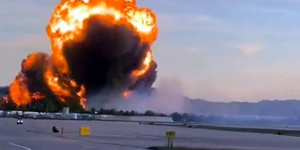 UPS flotes lidmašīna ietriecās lidostai blakus esošajos uzņēmumos un uzliesmoja. 