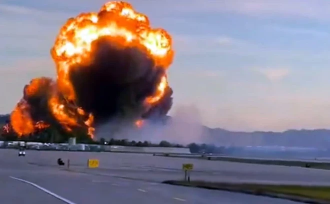 UPS flotes lidmašīna ietriecās lidostai blakus esošajos uzņēmumos un uzliesmoja.