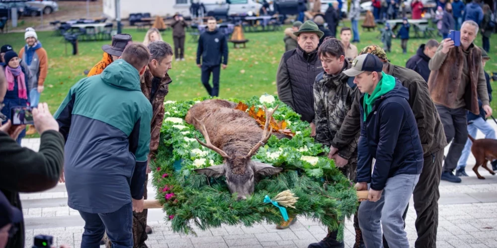 Plašas kaislības un viedokļu sadursmi izraisījusi nomedīta brieža ienešana Skaistkalnes katoļu baznīcā šī gada novembra pirmajā svētdienā.