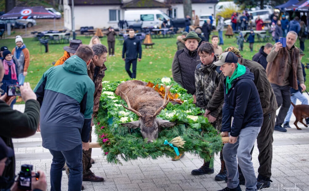 Bīskaps Andris Kravalis skaidro, kāpēc Skaistkalnes baznīcā tika ienests beigts briedis. Vai tas ir pieņemami un kristīgi? VIDEO. FOTO