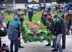 Bīskaps Andris Kravalis skaidro, kāpēc Skaistkalnes baznīcā tika ienests beigts briedis. Vai tas ir pieņemami un kristīgi? VIDEO. FOTO