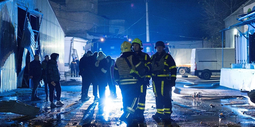 Glābēji novērš krievu iebrucēju uzbrukuma sekas.