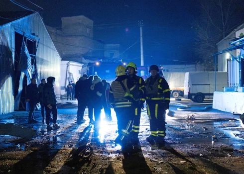 Glābēji novērš krievu iebrucēju uzbrukuma sekas.