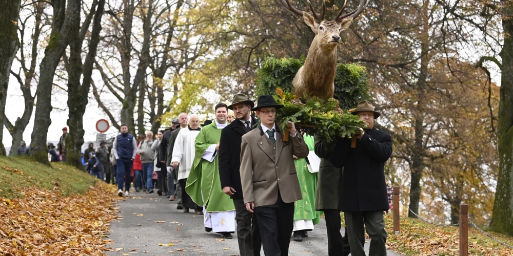 Svētā Huberta svētku procesija Hostinas (Čehija) katoļu baznīcā.