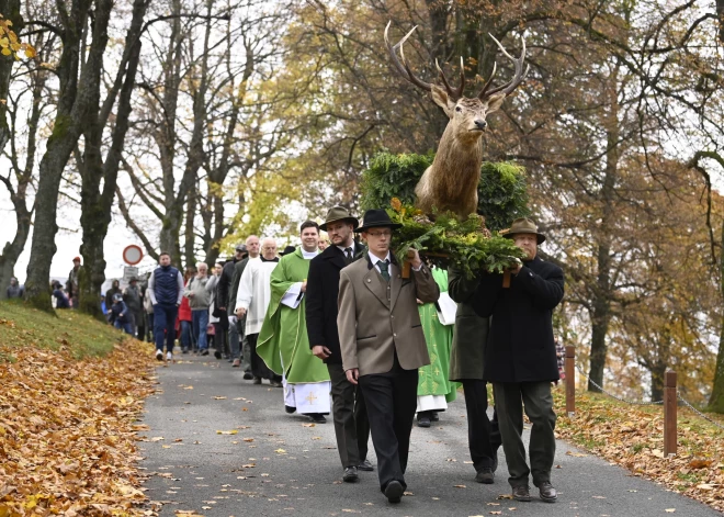 Svētā Huberta svētku procesija  Hostinas (Čehija) katoļu baznīcā.