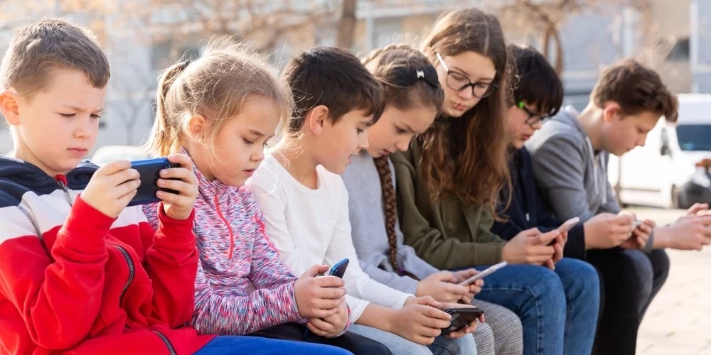 У детей хотят отобрать любимую игрушку.