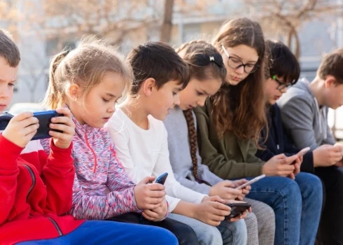 У детей хотят отобрать любимую игрушку.