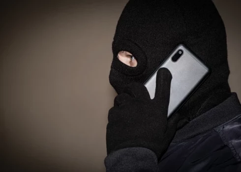 Veicot izmeklēšanu vairākos kriminālprocesos par telefonkrāpšanām, Valsts policijas amatpersonas atklāja, ka ar daudzām no šiem pret Latvijas senioriem vērstajiem noziegumiem saistīts viens naudas kurjers jeb “naudas mūlis”.