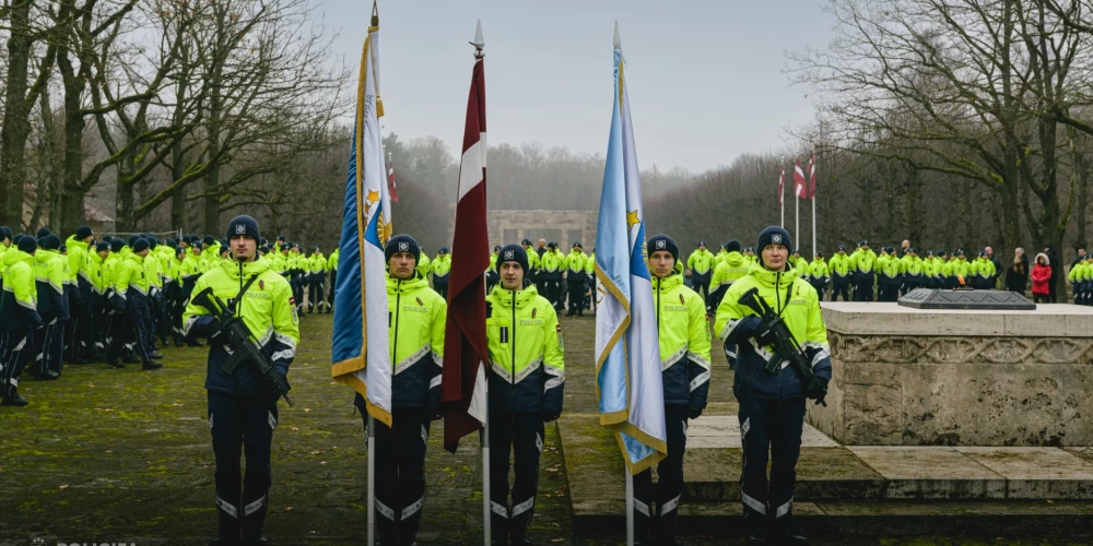 Sestdien, 8. novembrī, 194 topošie policisti Rīgas Brāļu kapos svinīgi deva zvērestu, solot kalpot Latvijas sabiedrībai un valstij.