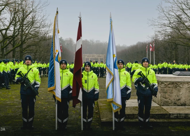 Sestdien, 8. novembrī, 194 topošie policisti Rīgas Brāļu kapos svinīgi deva zvērestu, solot kalpot Latvijas sabiedrībai un valstij.