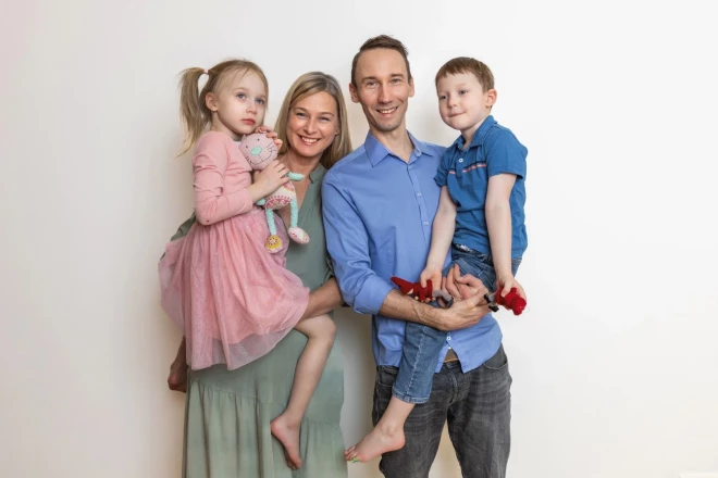 Kārlis un Agnese Štrenges ar bērniem.