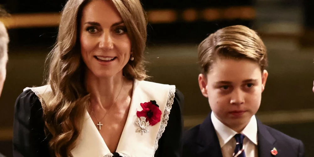 Princese Ketrīna un princis Džordžs bija tērpušies tumšās drēbēs un viņu apģērbiem bija piesprausta sarkana magone – kritušo karavīru piemiņas simbols. 