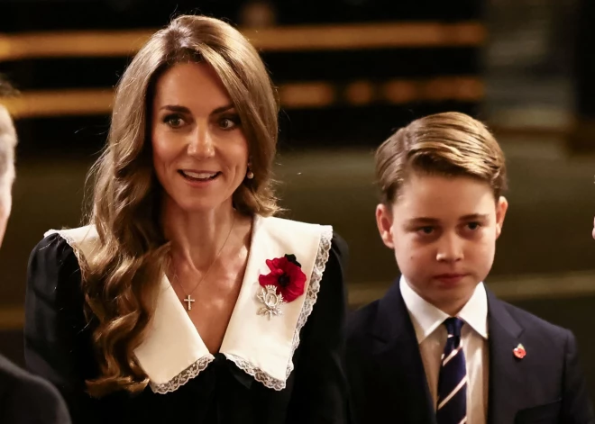 Princis Džordžs pirmo reizi kļūst par savas mammas - Velsas princeses Ketrīnas - pavadoni oficiālā pasākumā. FOTO