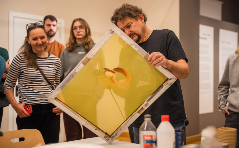 FOTO: Liepājas muzejā norisinājās mākslinieka Jāņa Murovska sietspiedes meistarklase