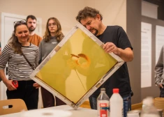 FOTO: Liepājas muzejā norisinājās mākslinieka Jāņa Murovska sietspiedes meistarklase